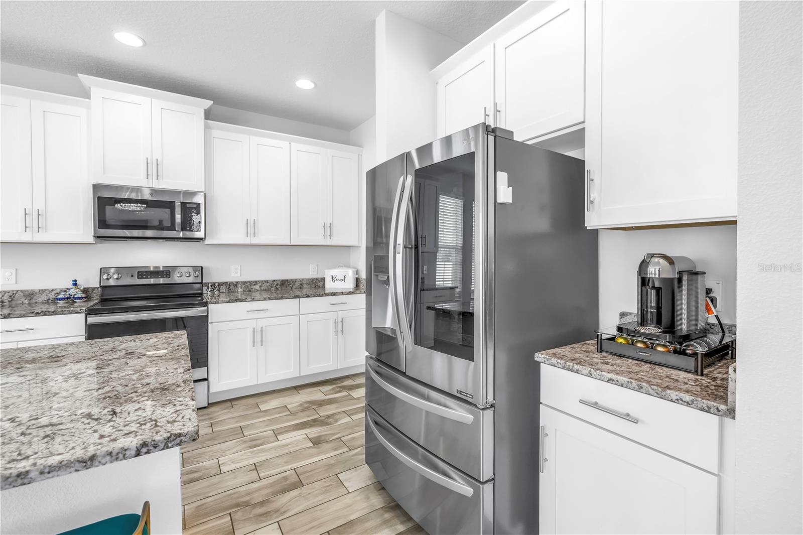 Listing photo id 10 for 4908 Dartmouth Avenue N