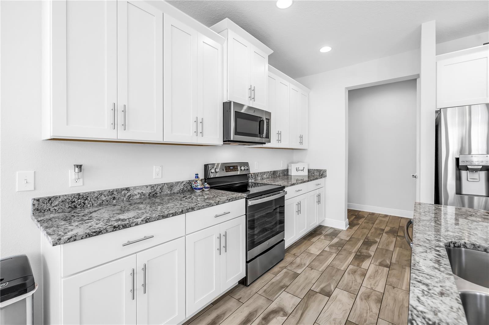 Listing photo id 11 for 4908 Dartmouth Avenue N