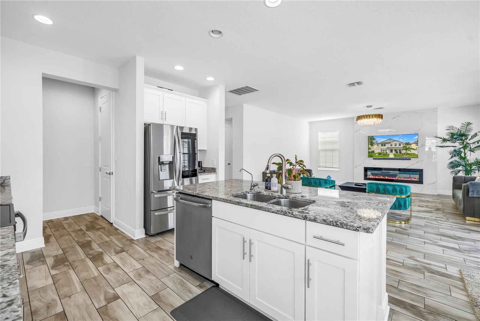 Listing photo id 15 for 4908 Dartmouth Avenue N