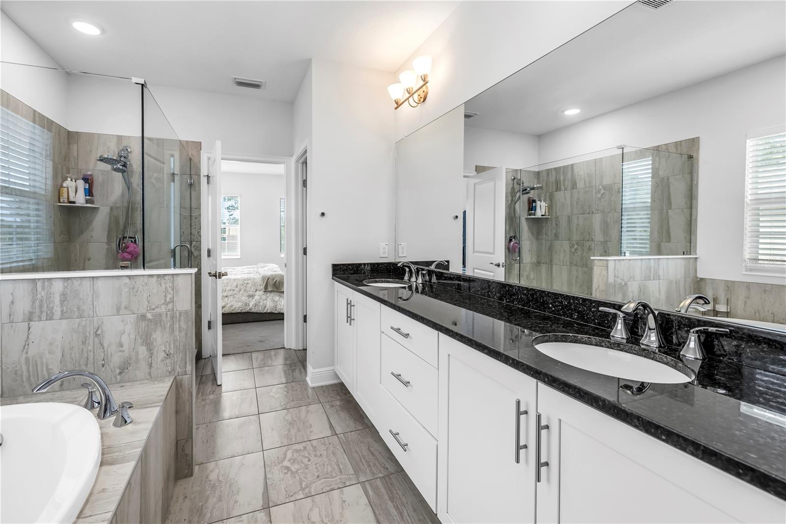 Listing photo id 27 for 4908 Dartmouth Avenue N