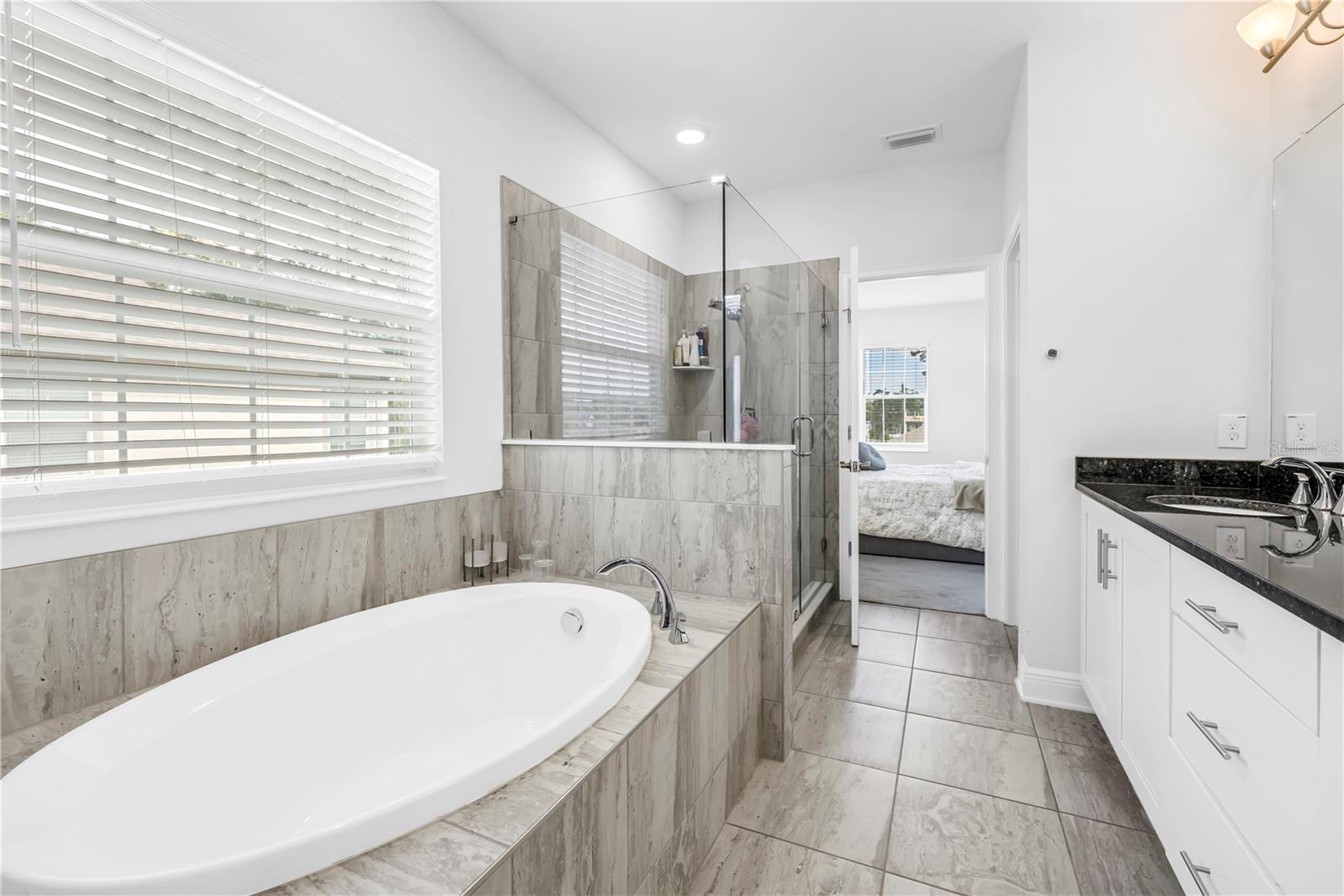 Listing photo id 29 for 4908 Dartmouth Avenue N