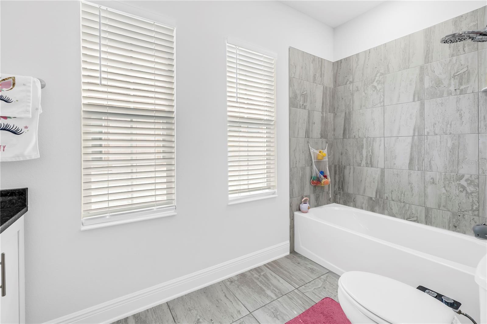 Listing photo id 35 for 4908 Dartmouth Avenue N
