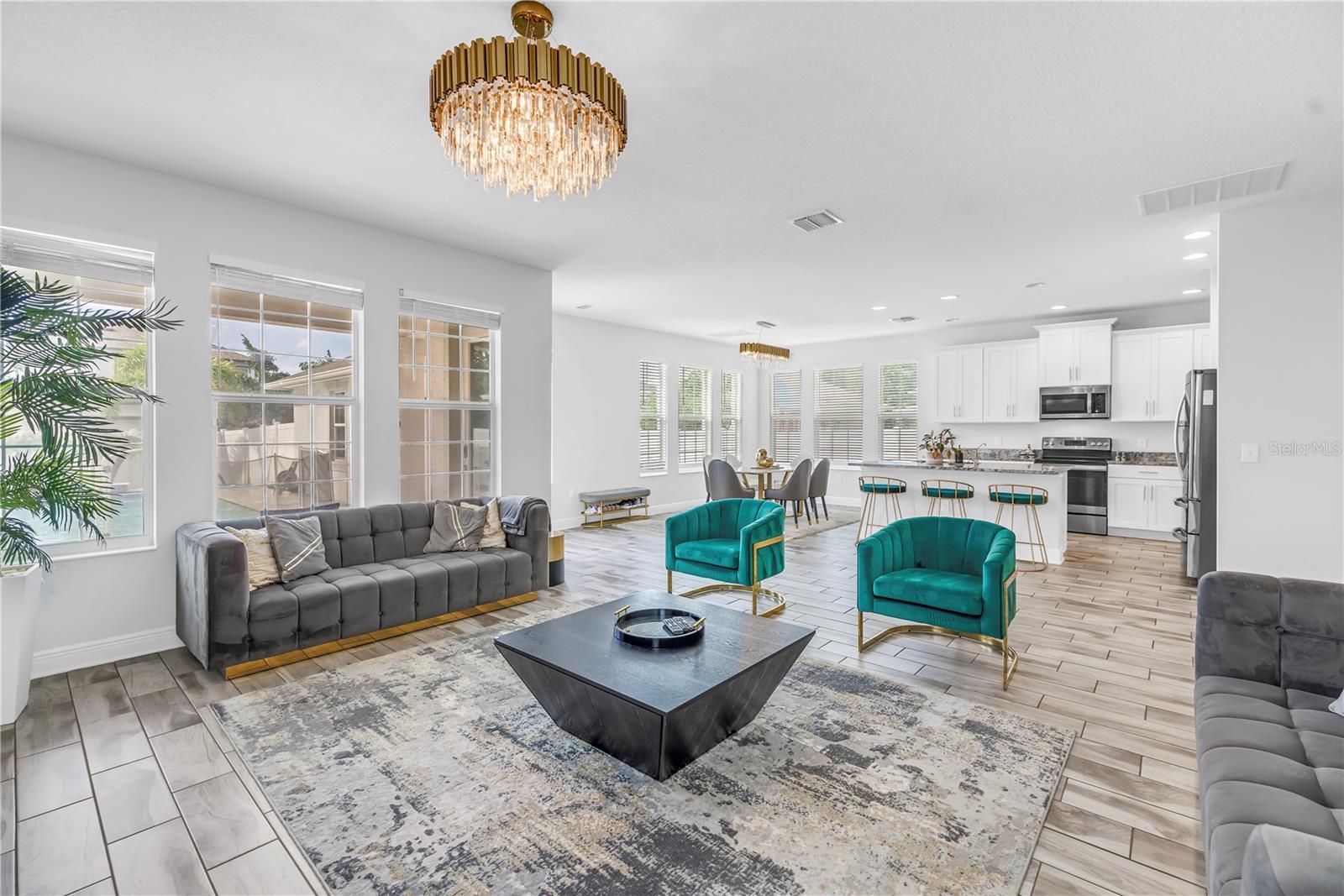Listing photo id 2 for 4908 Dartmouth Avenue N