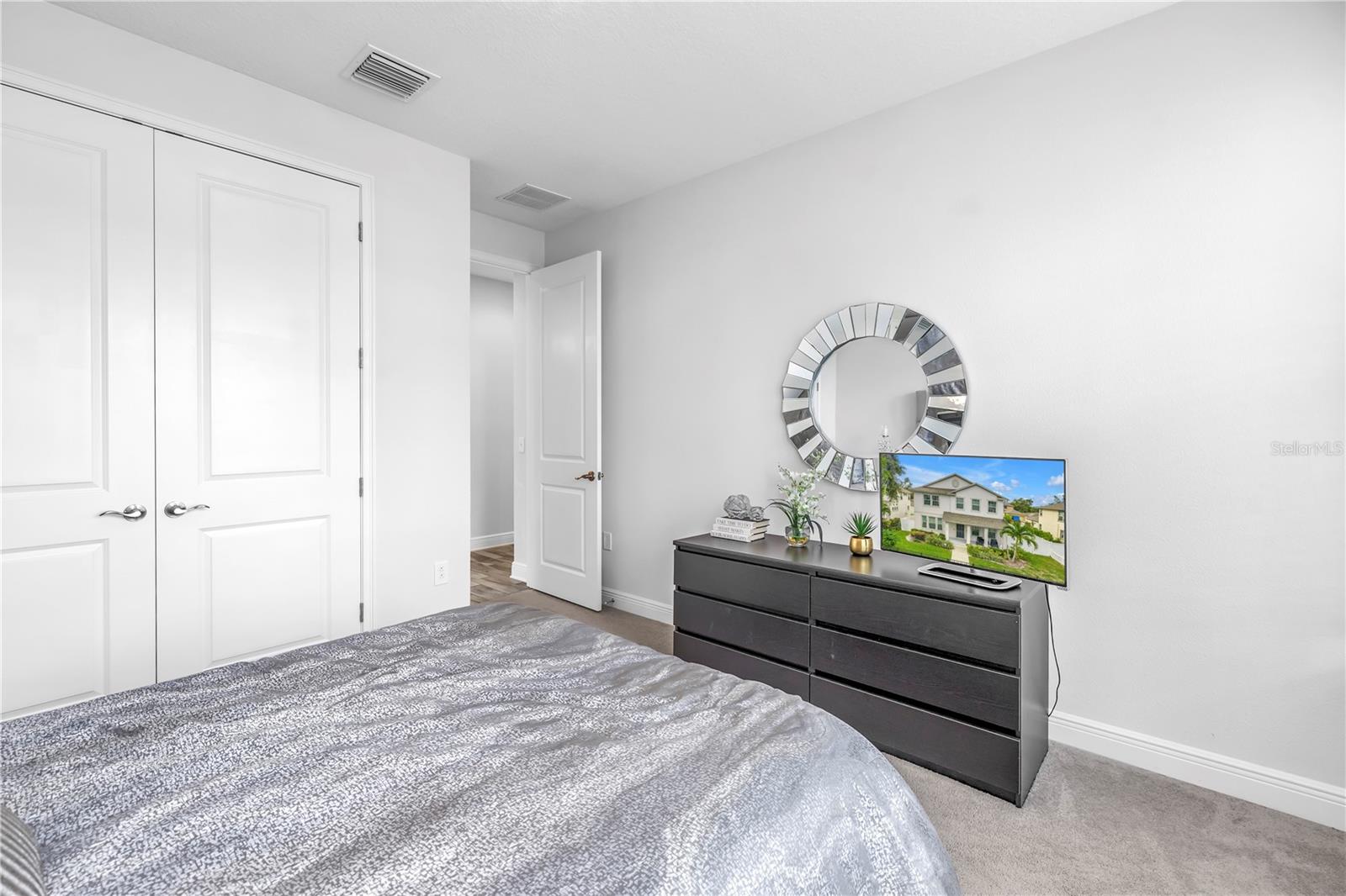 Listing photo id 40 for 4908 Dartmouth Avenue N