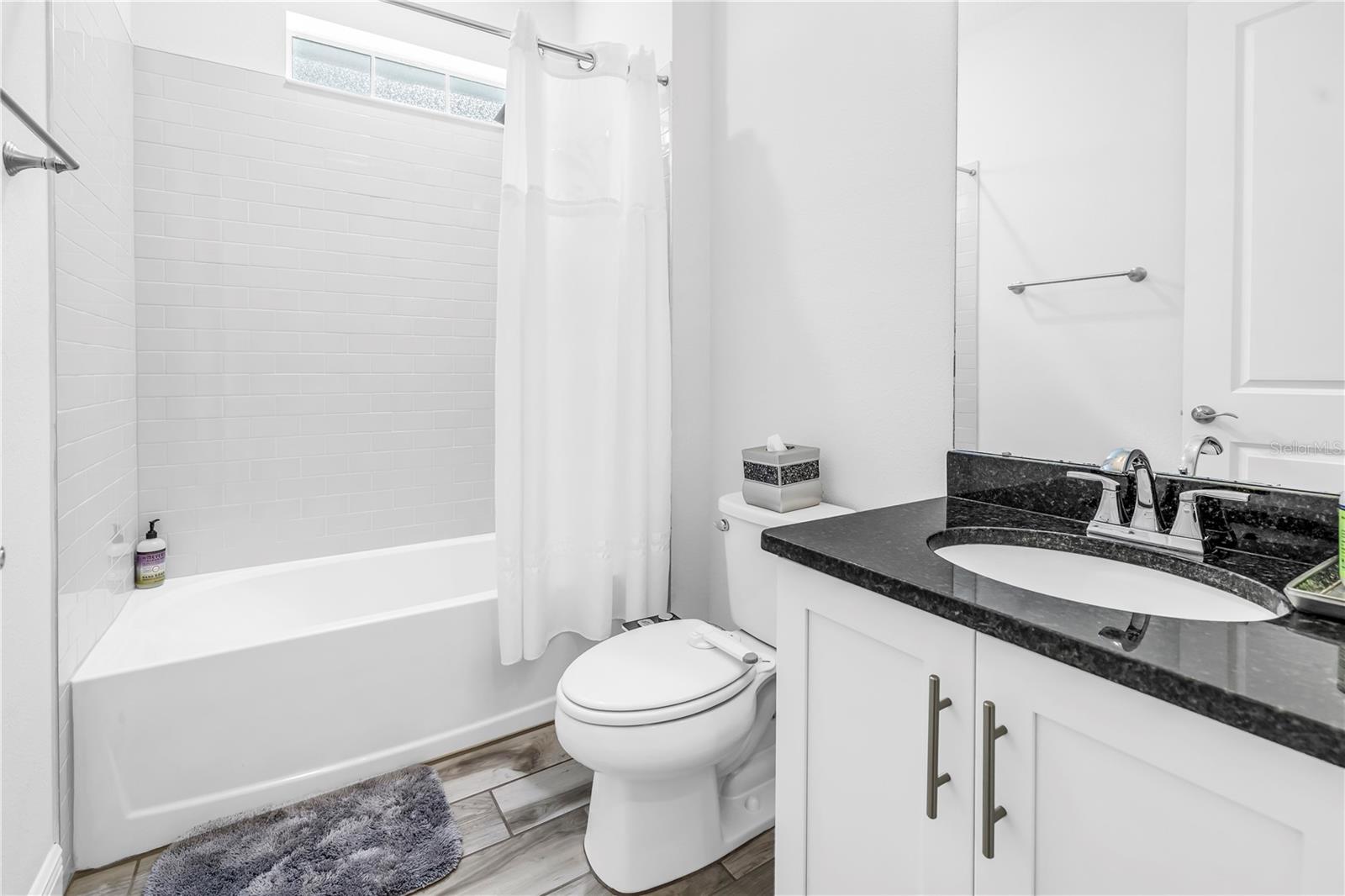 Listing photo id 41 for 4908 Dartmouth Avenue N