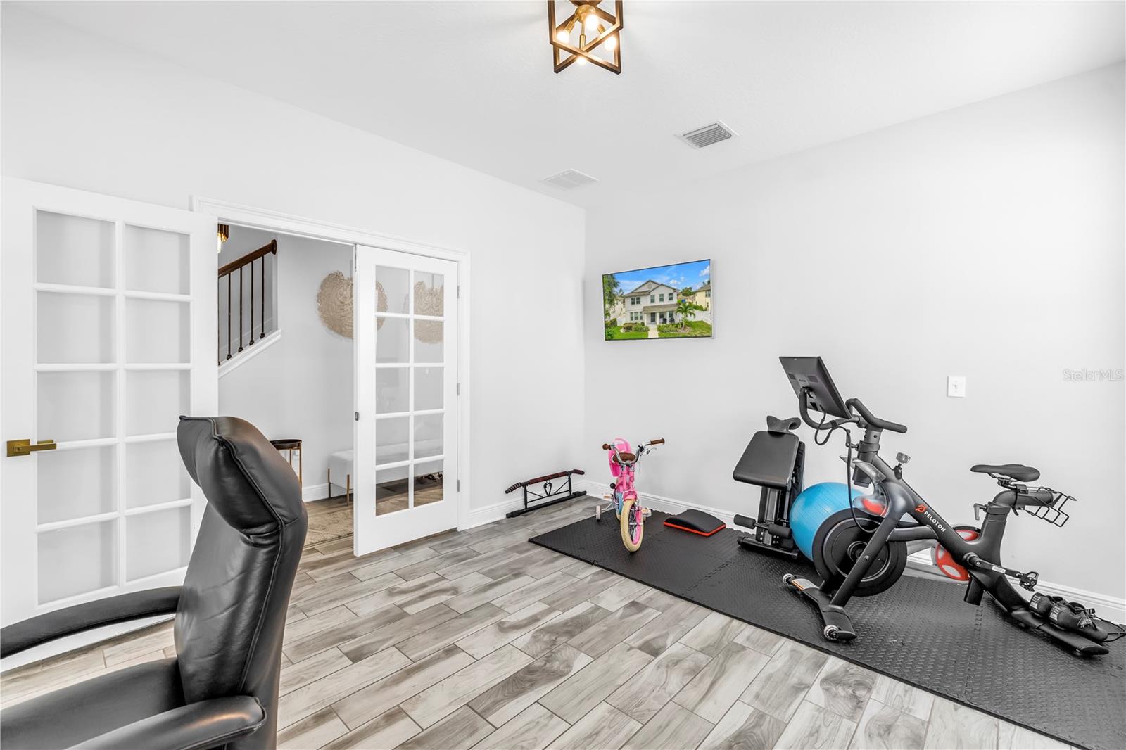 Listing photo id 42 for 4908 Dartmouth Avenue N