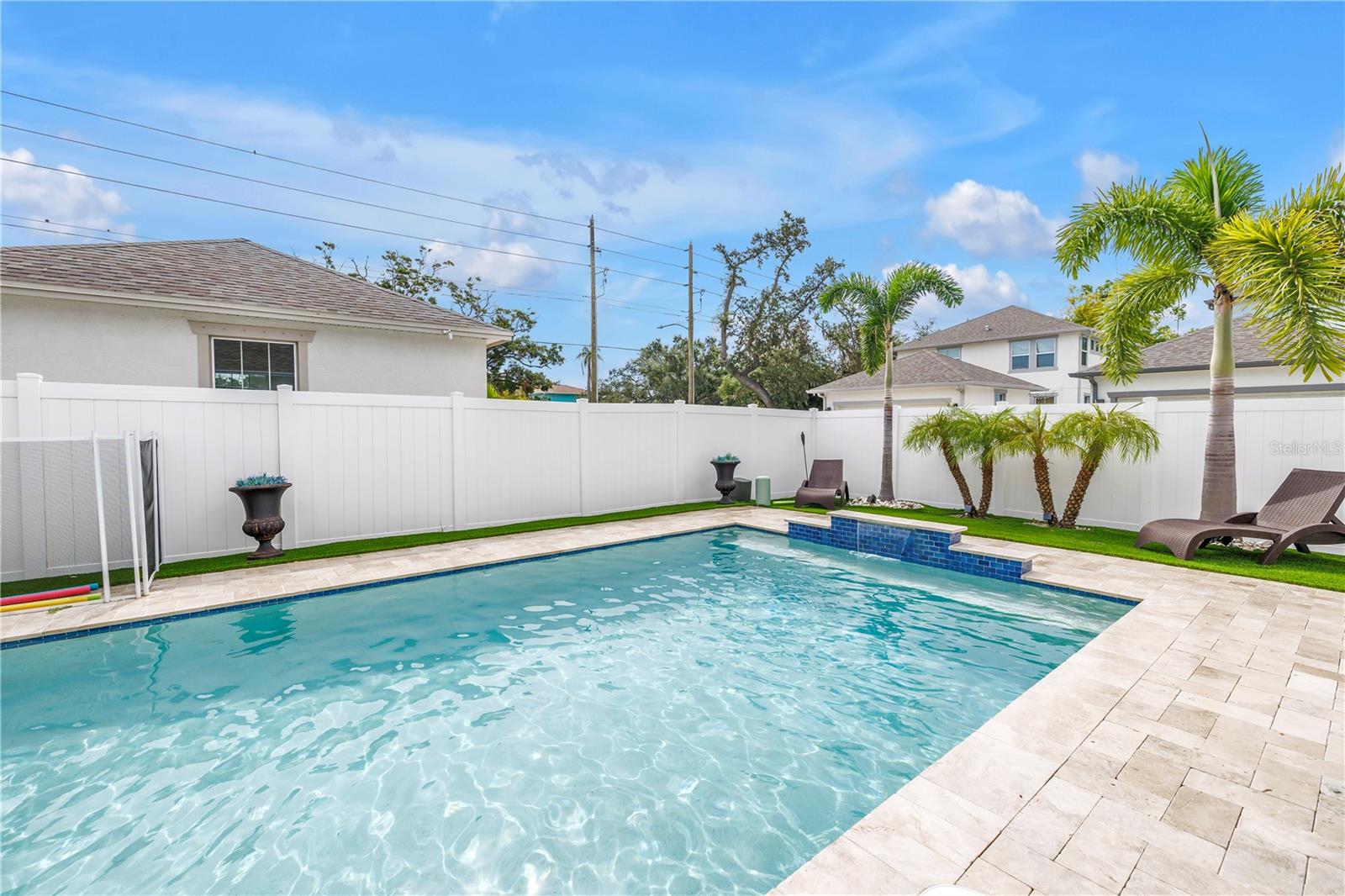 Listing photo id 45 for 4908 Dartmouth Avenue N