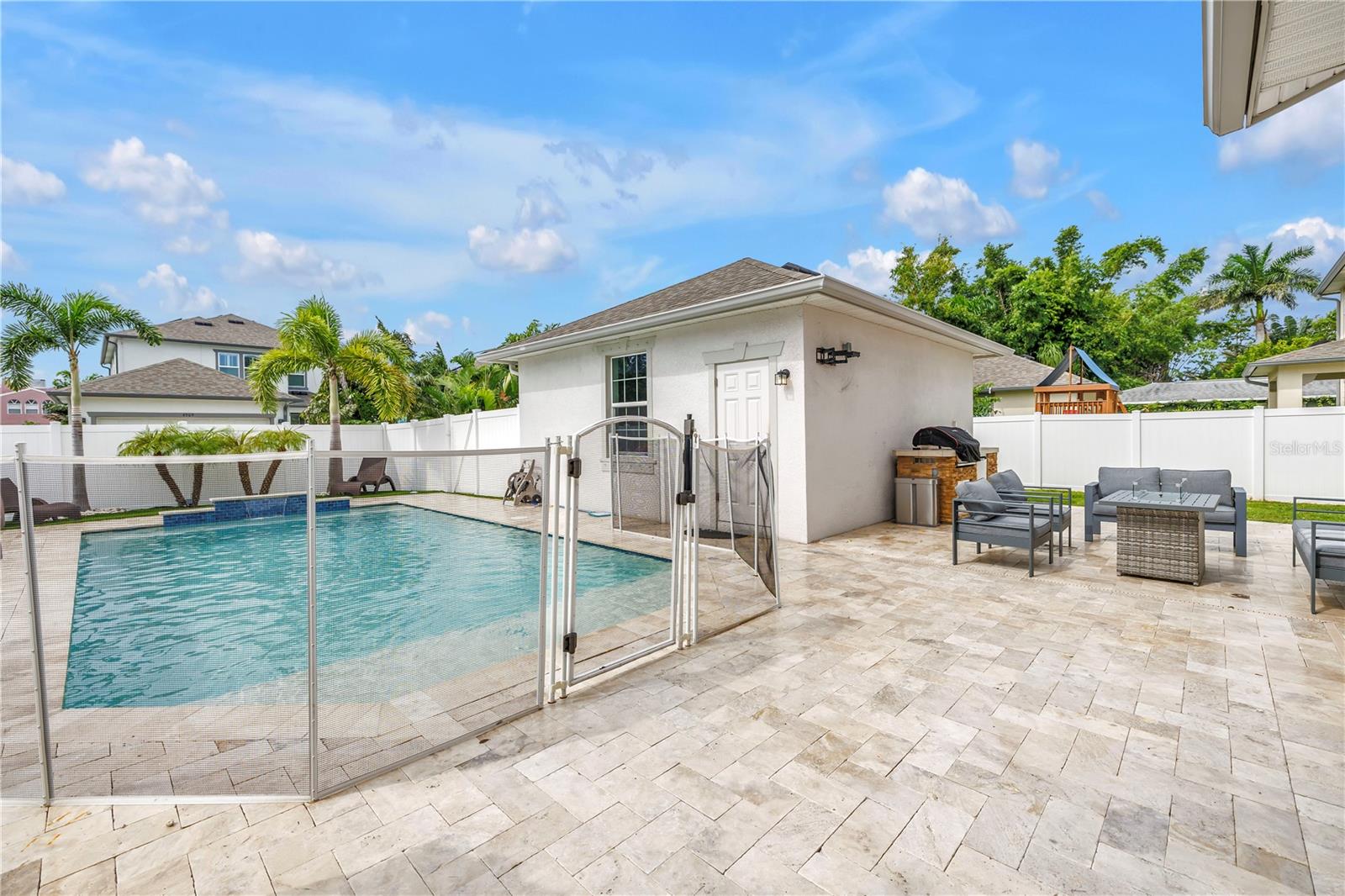 Listing photo id 51 for 4908 Dartmouth Avenue N