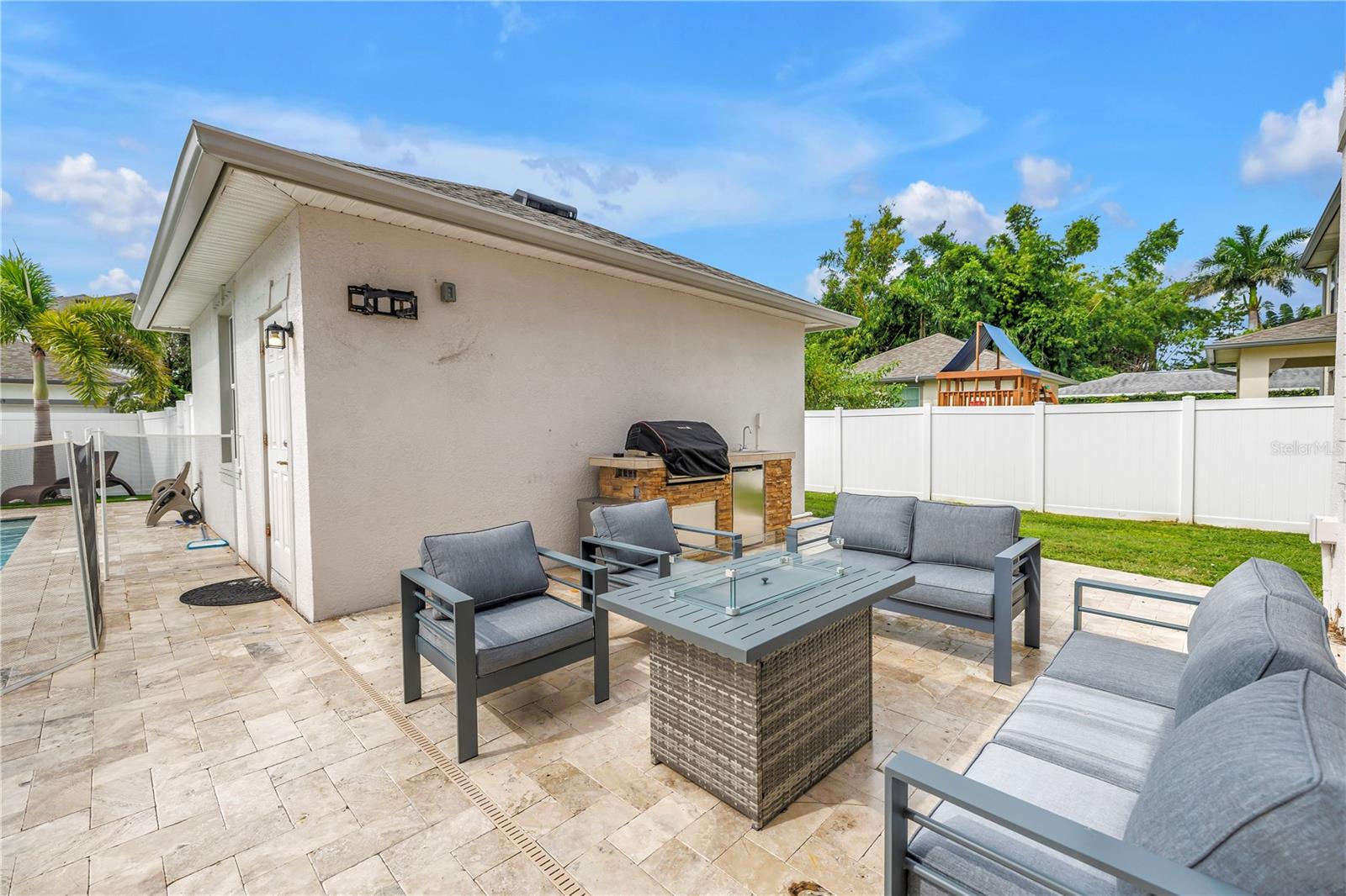 Listing photo id 53 for 4908 Dartmouth Avenue N