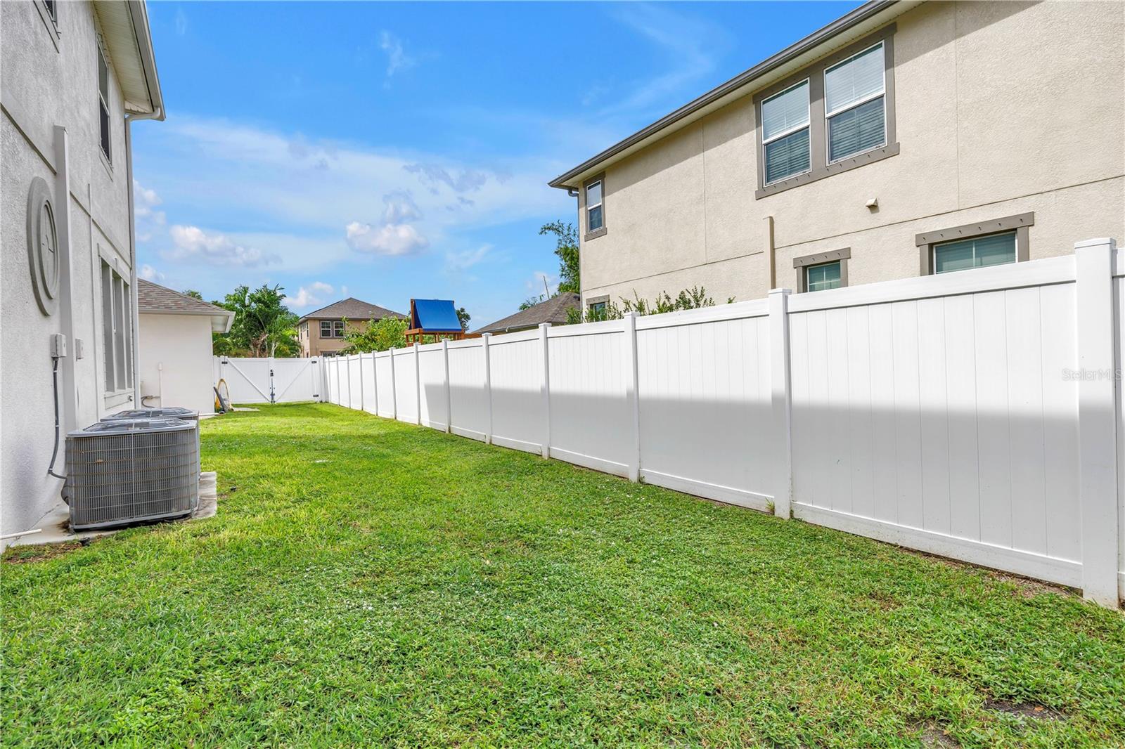 Listing photo id 67 for 4908 Dartmouth Avenue N