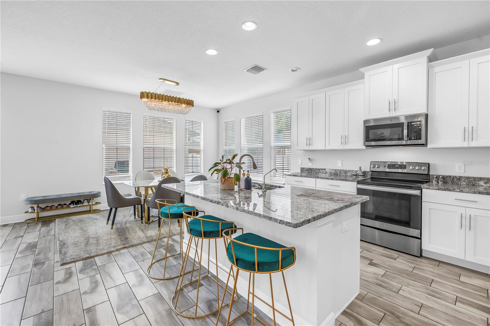 Listing photo id 7 for 4908 Dartmouth Avenue N