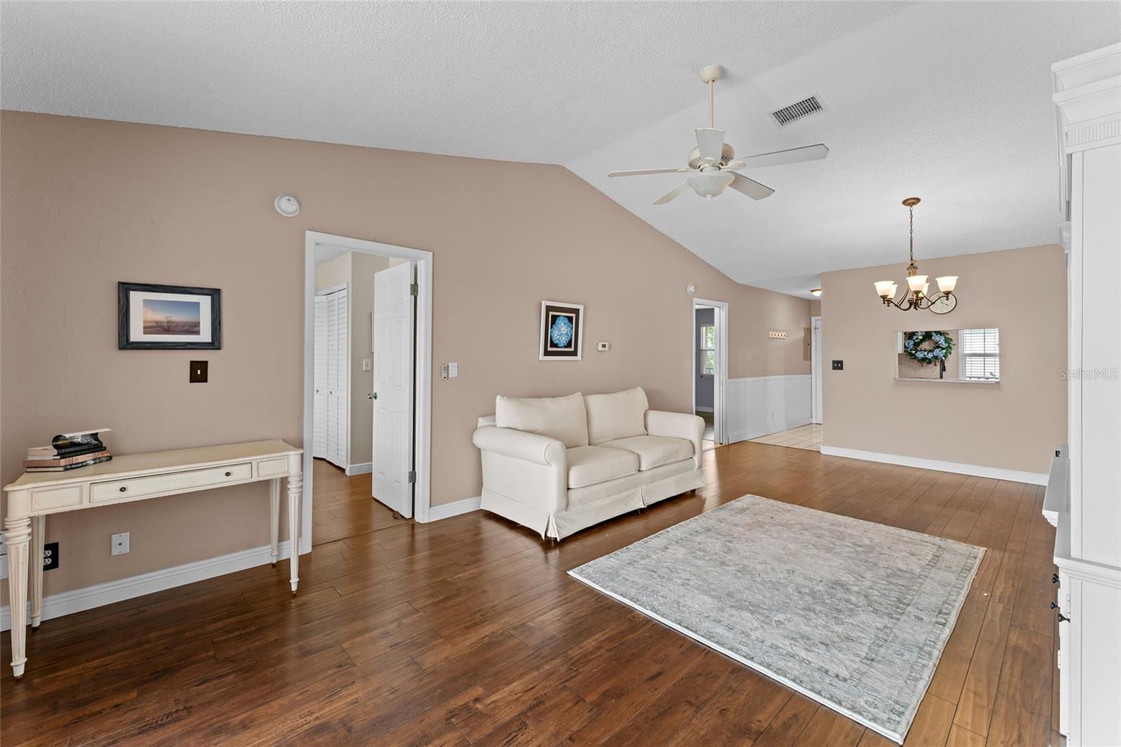 Image 11 of 84 For 460 S Paula Dr  305