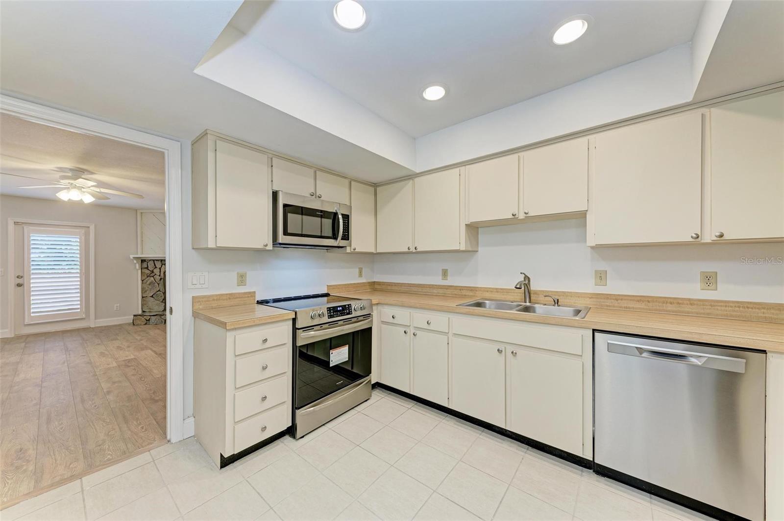 Image 15 of 41 For 2927 Gandy Boulevard