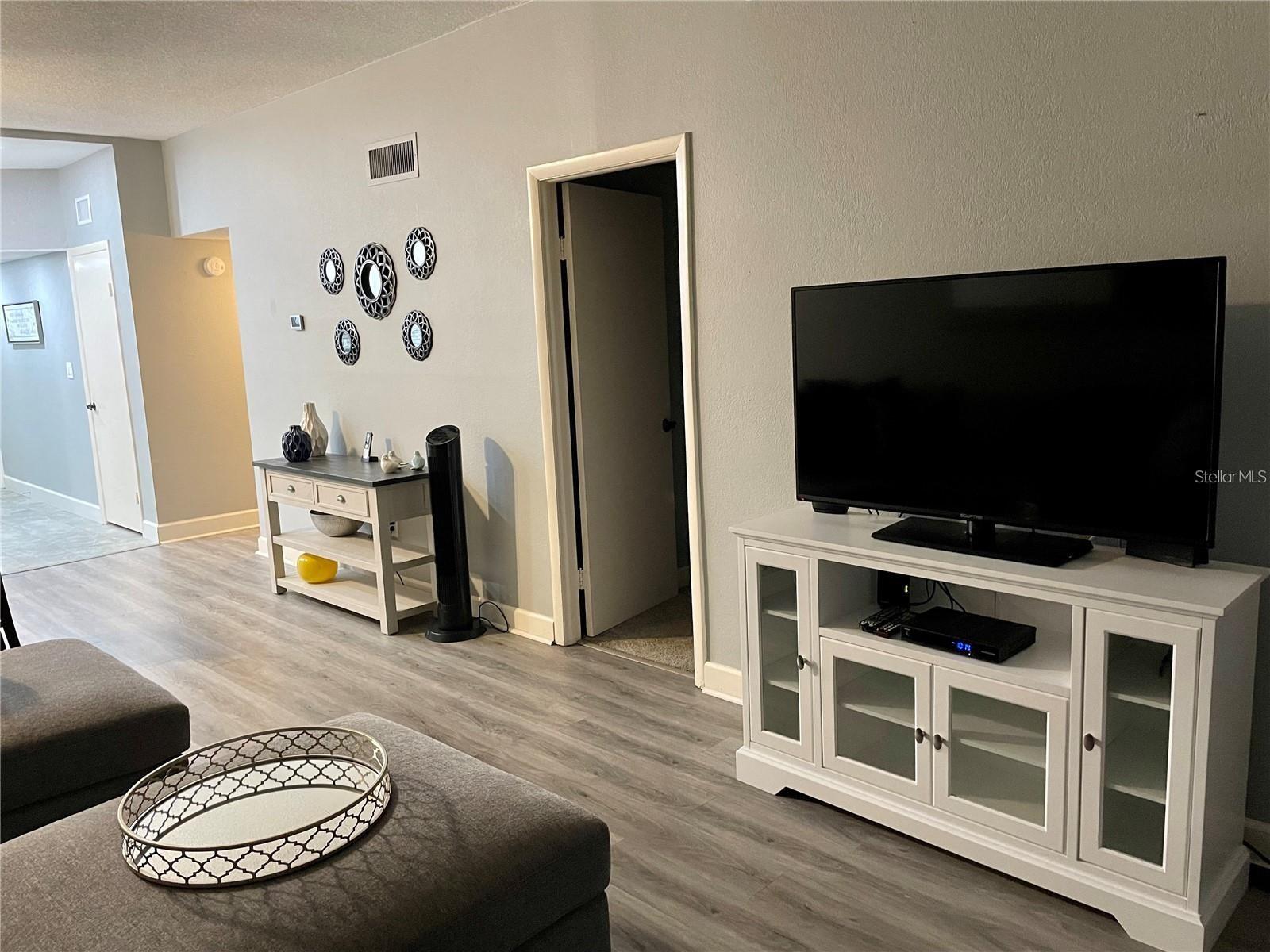 Image 11 of 38 For 51 Island Way 1201