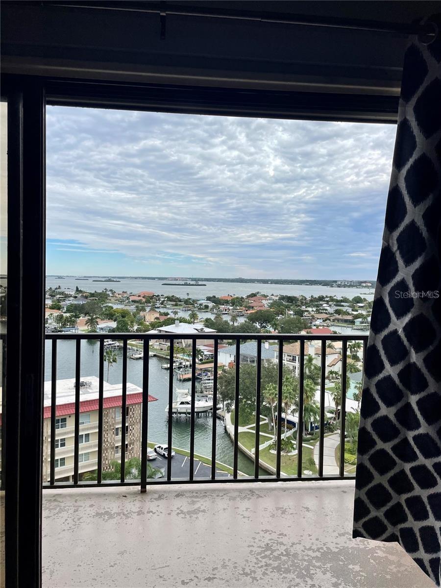 Image 13 of 38 For 51 Island Way 1201