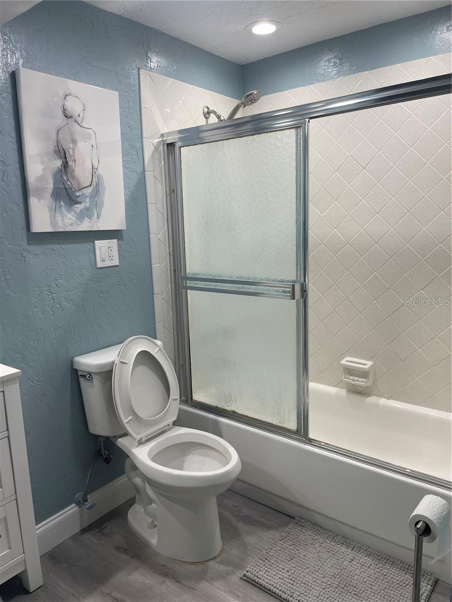 Image 17 of 38 For 51 Island Way 1201