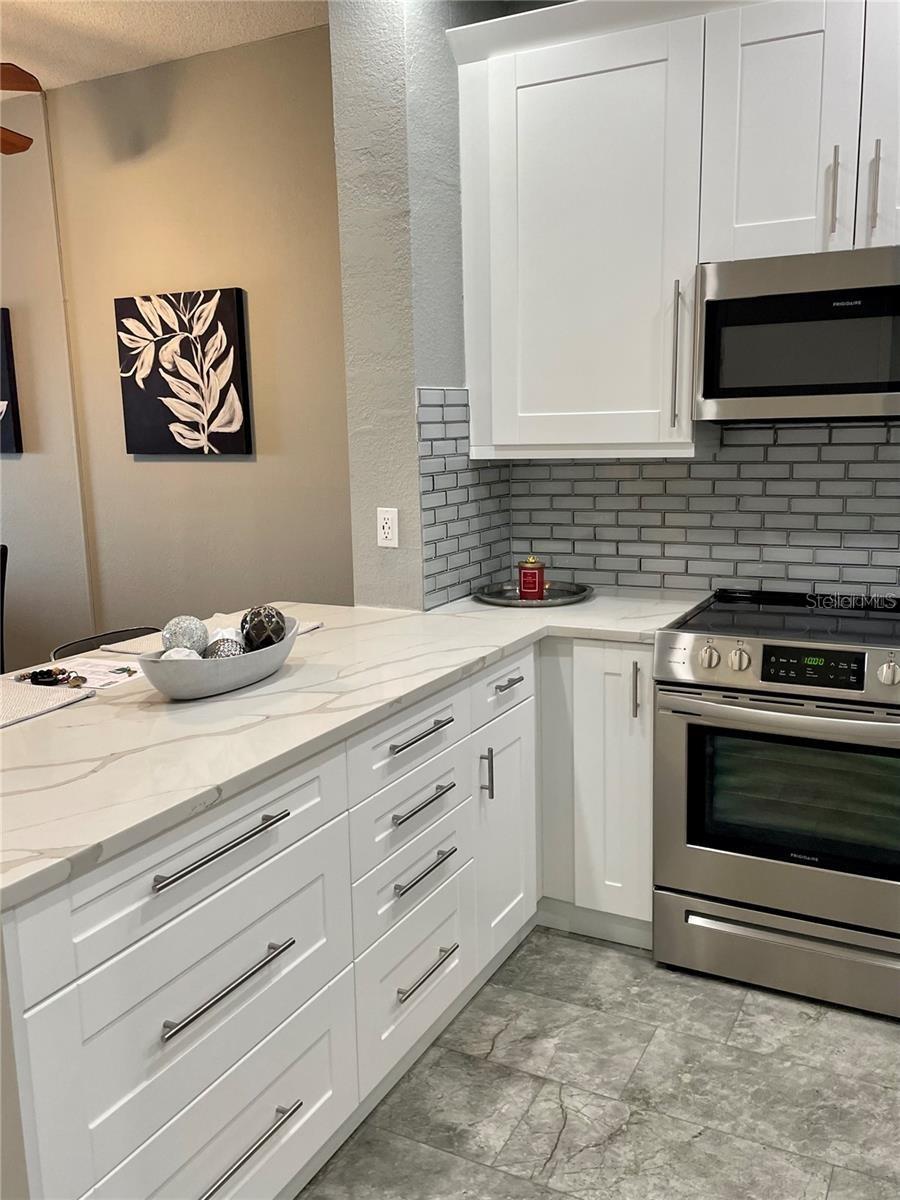 Image 4 of 38 For 51 Island Way 1201