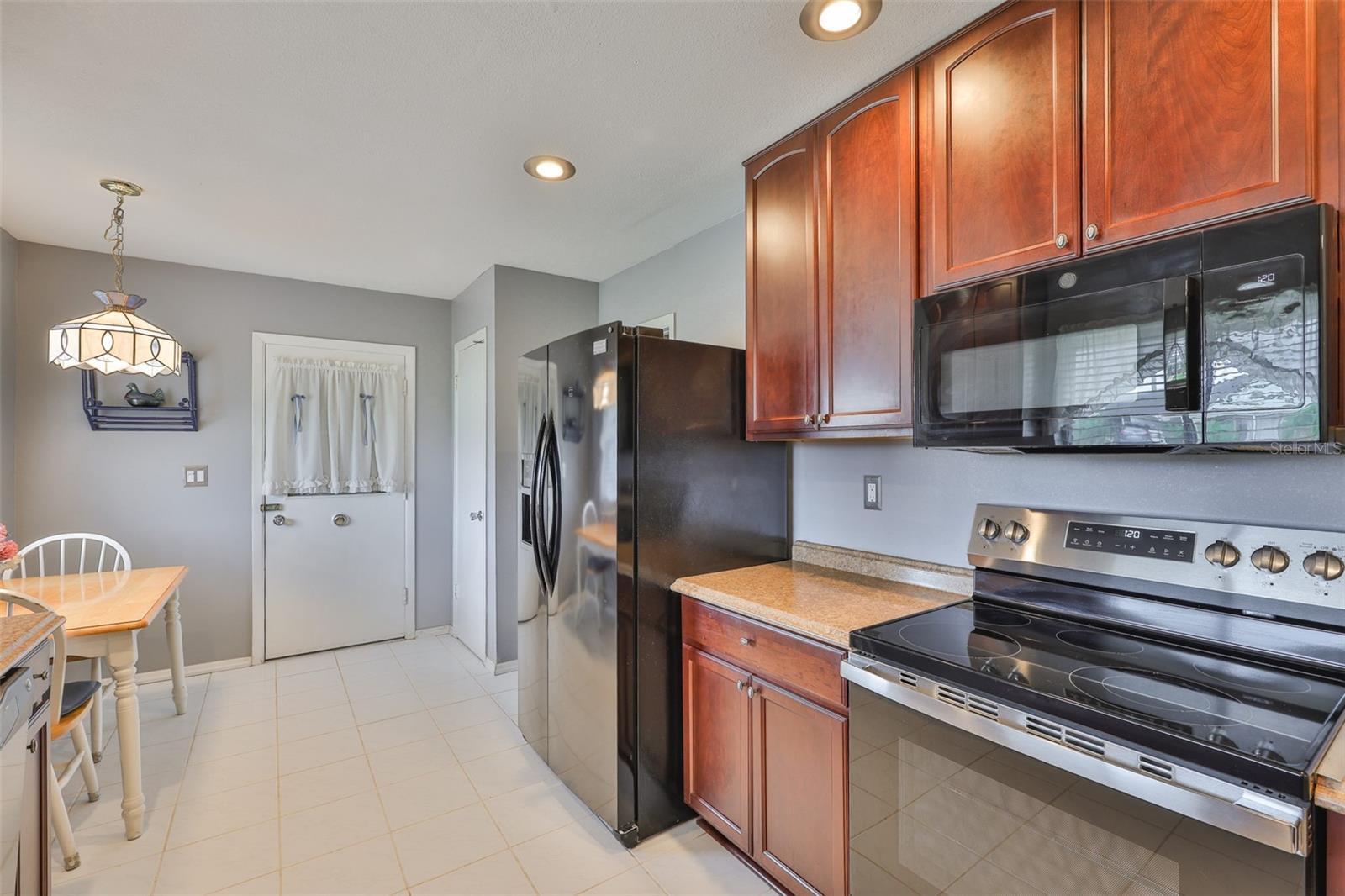 Image 21 of 25 For 643 Oakmont Avenue