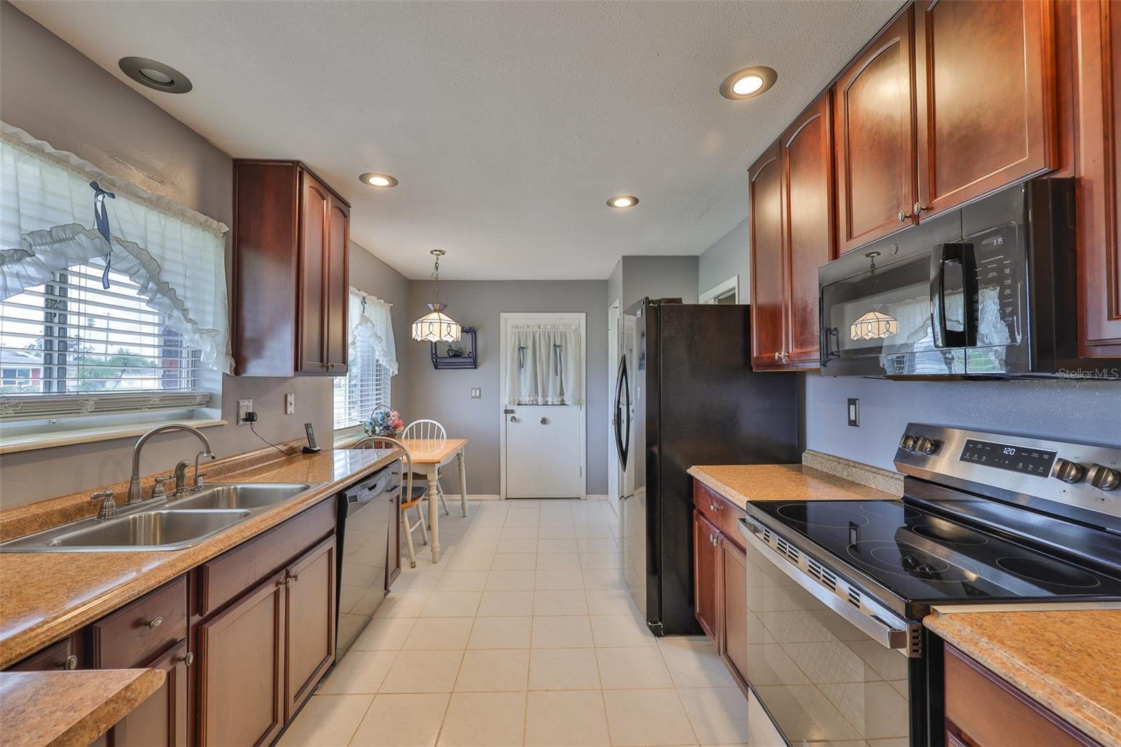 Image 3 of 25 For 643 Oakmont Avenue