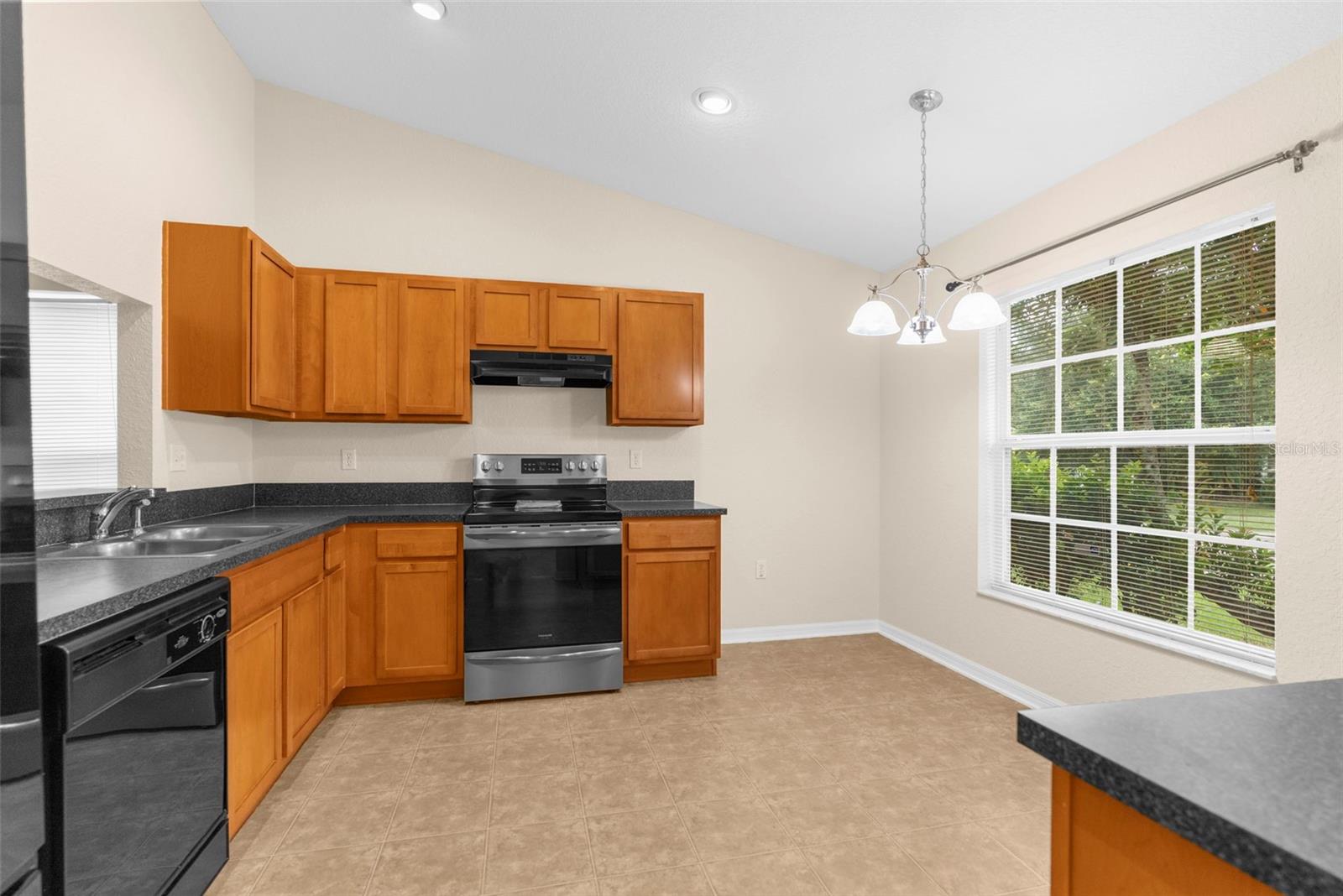 Listing photo id 9 for 6338 Twin Bridges Drive