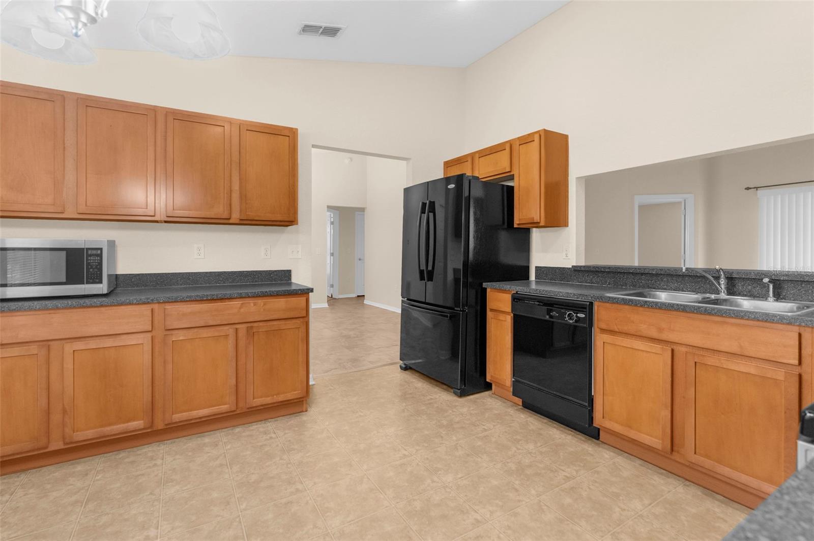 Listing photo id 11 for 6338 Twin Bridges Drive