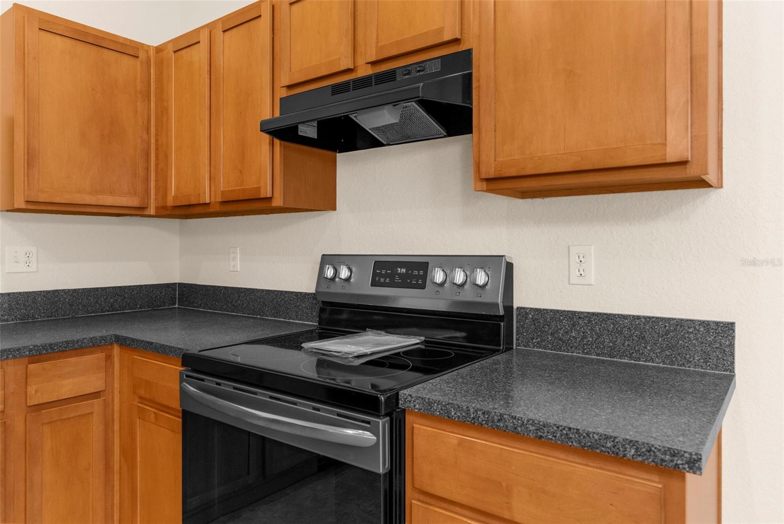 Listing photo id 12 for 6338 Twin Bridges Drive