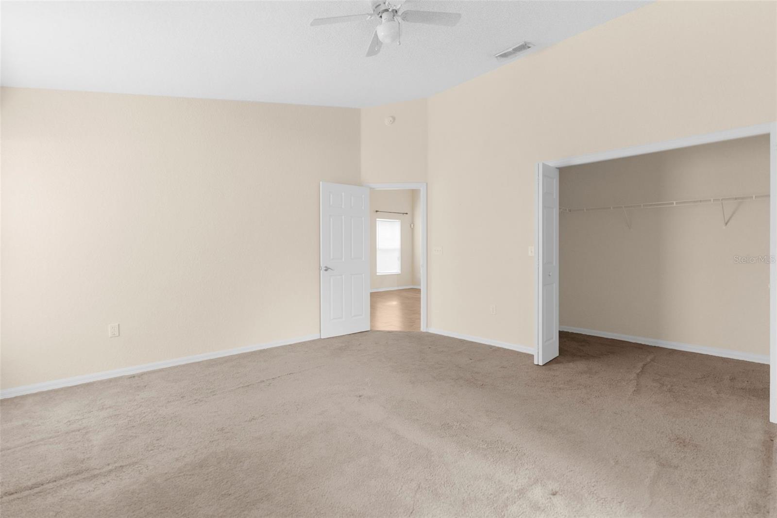 Listing photo id 13 for 6338 Twin Bridges Drive