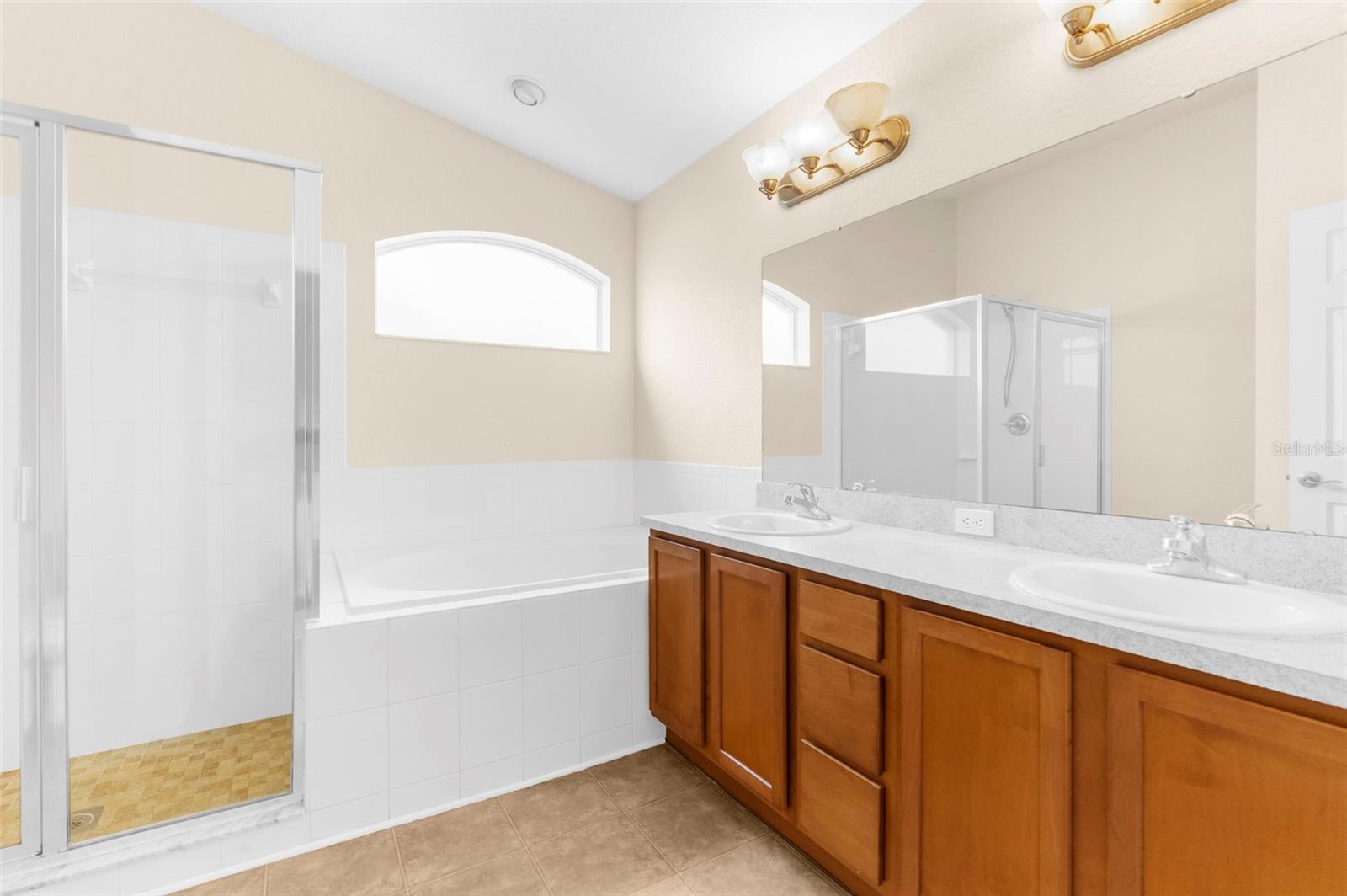 Listing photo id 14 for 6338 Twin Bridges Drive