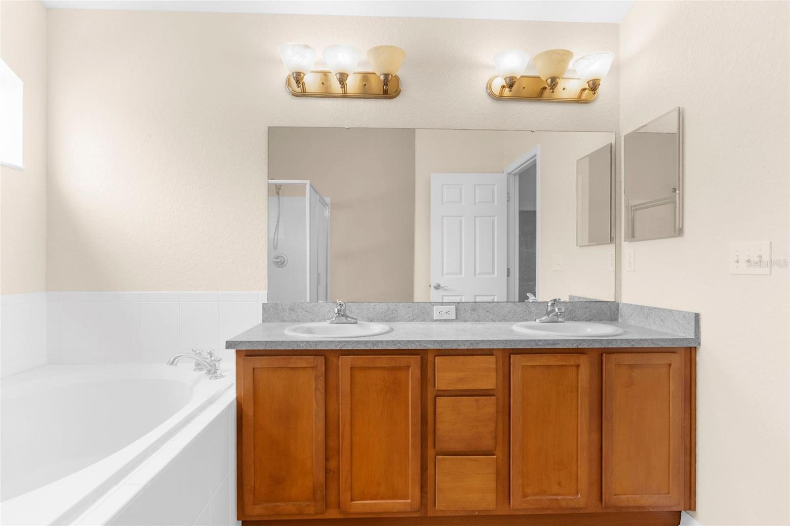 Listing photo id 15 for 6338 Twin Bridges Drive