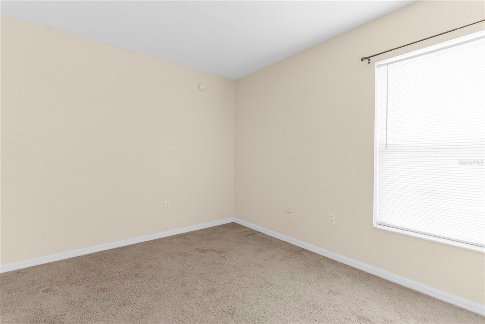 Listing photo id 17 for 6338 Twin Bridges Drive