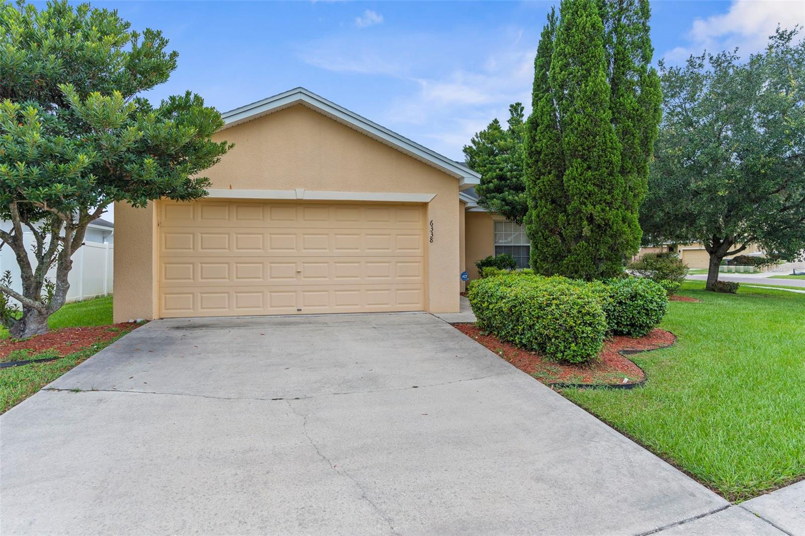 Listing photo id 0 for 6338 Twin Bridges Drive