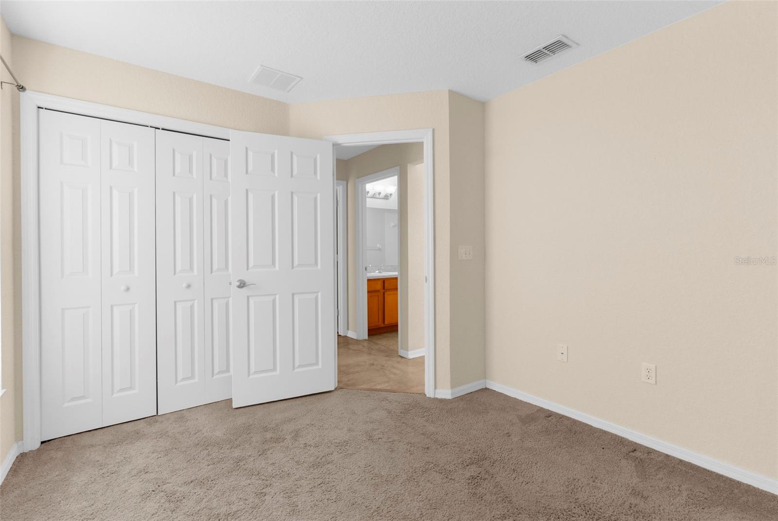 Listing photo id 18 for 6338 Twin Bridges Drive