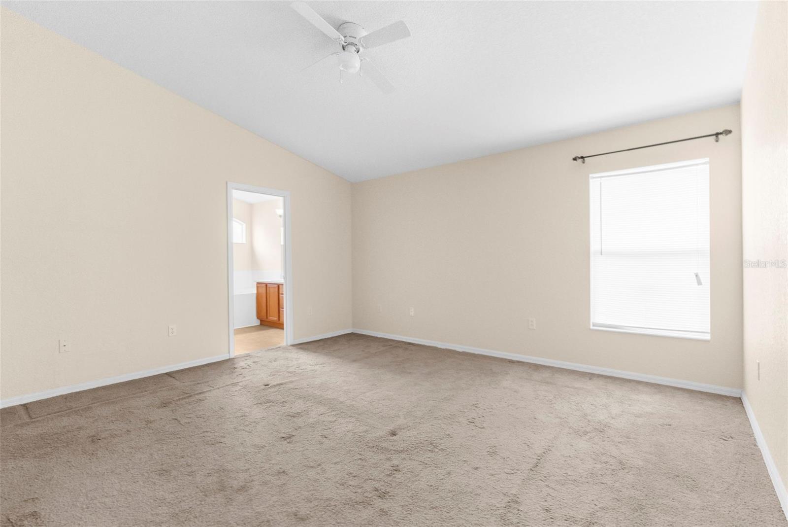 Listing photo id 21 for 6338 Twin Bridges Drive
