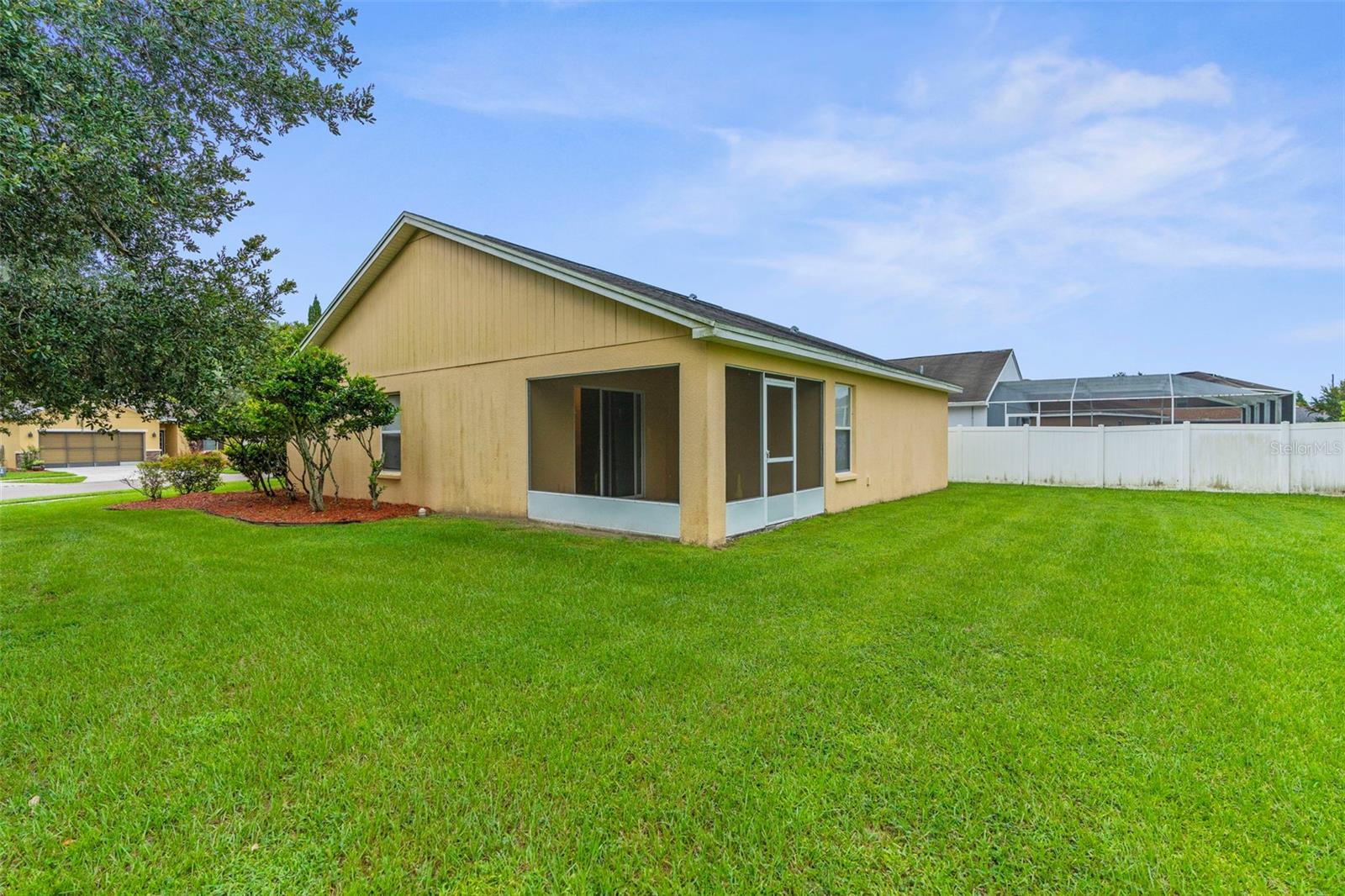Listing photo id 25 for 6338 Twin Bridges Drive