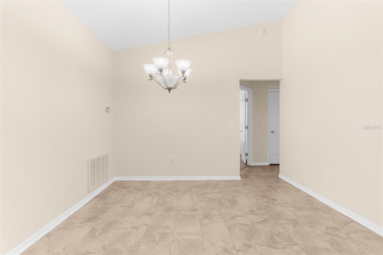 Listing photo id 3 for 6338 Twin Bridges Drive