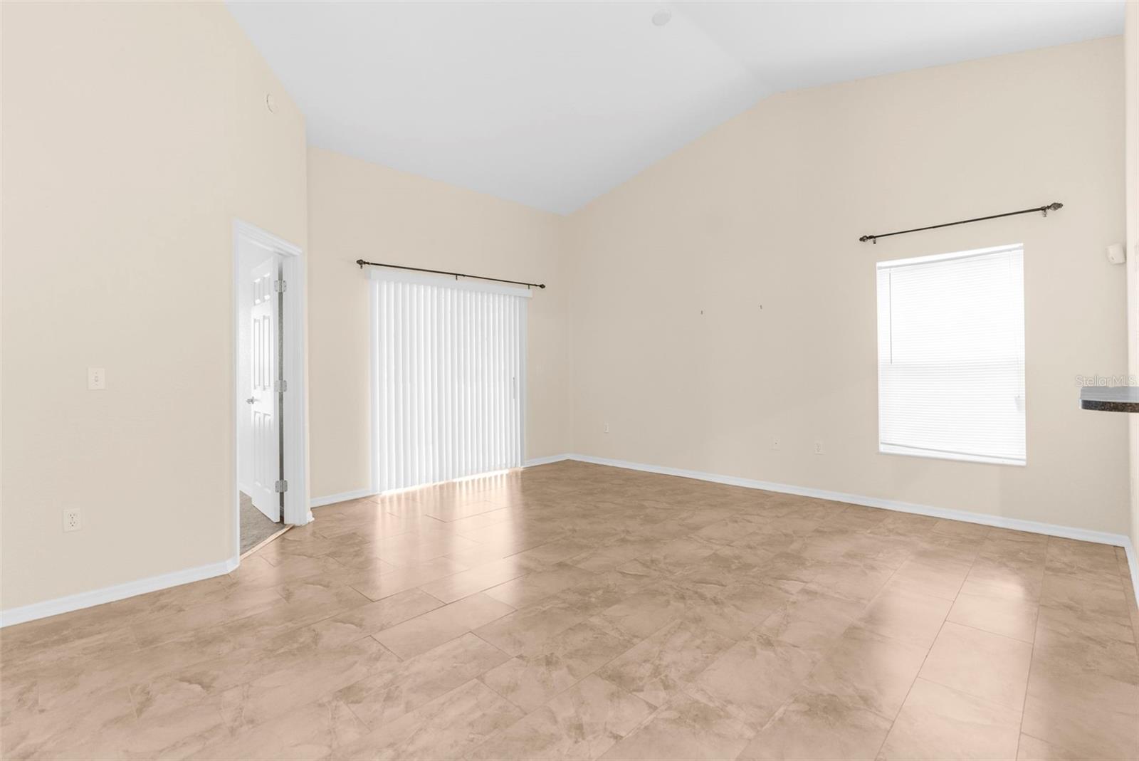 Listing photo id 4 for 6338 Twin Bridges Drive