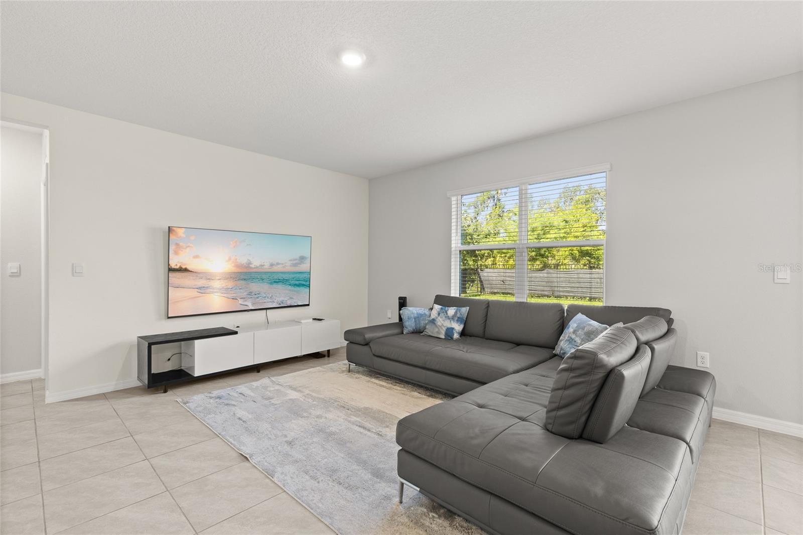 Image 8 of 48 For 747 Lazio Circle
