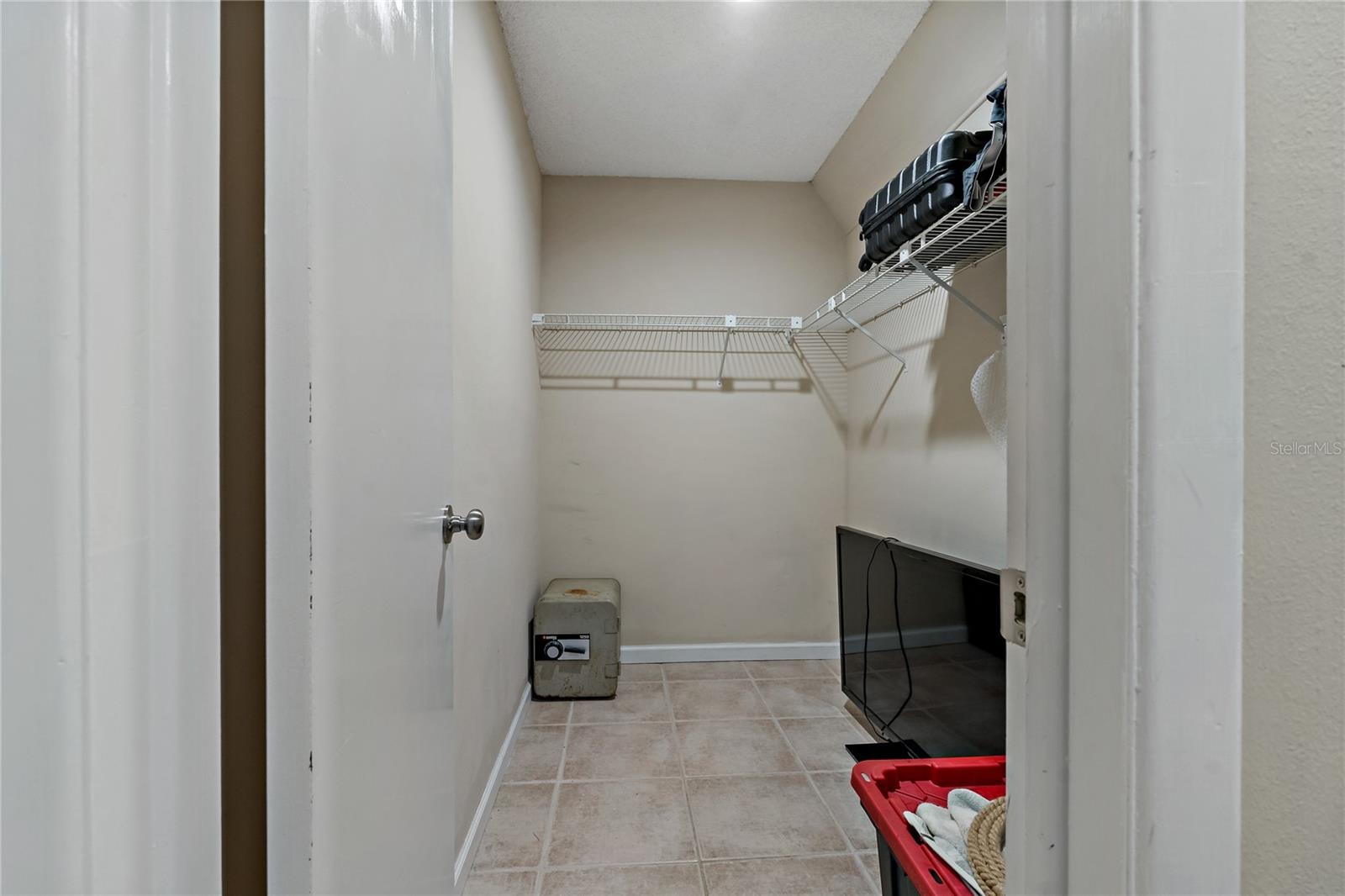 Listing photo id 36 for 5036 Glenhurst Lane
