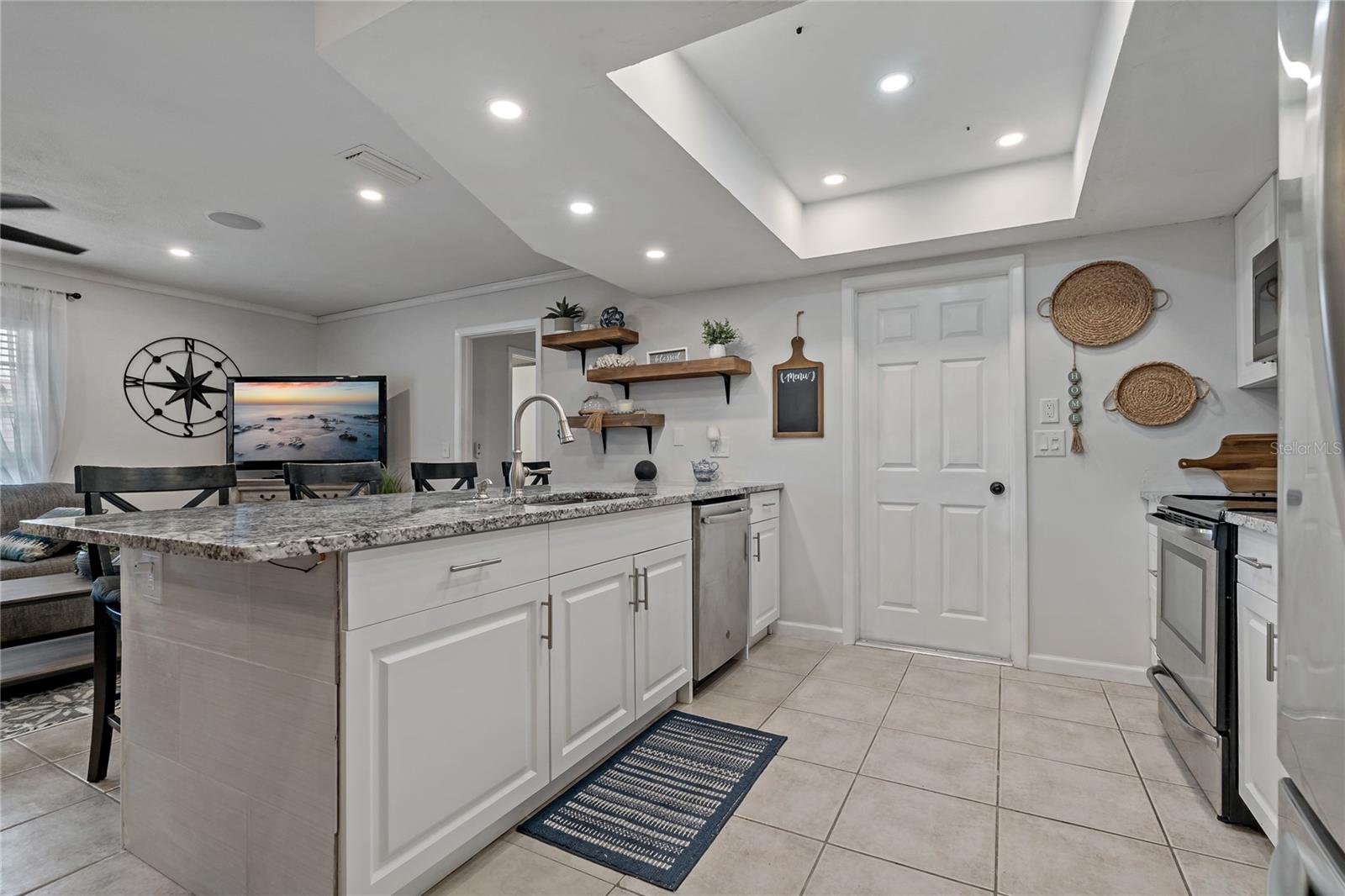 Listing photo id 2 for 5036 Glenhurst Lane