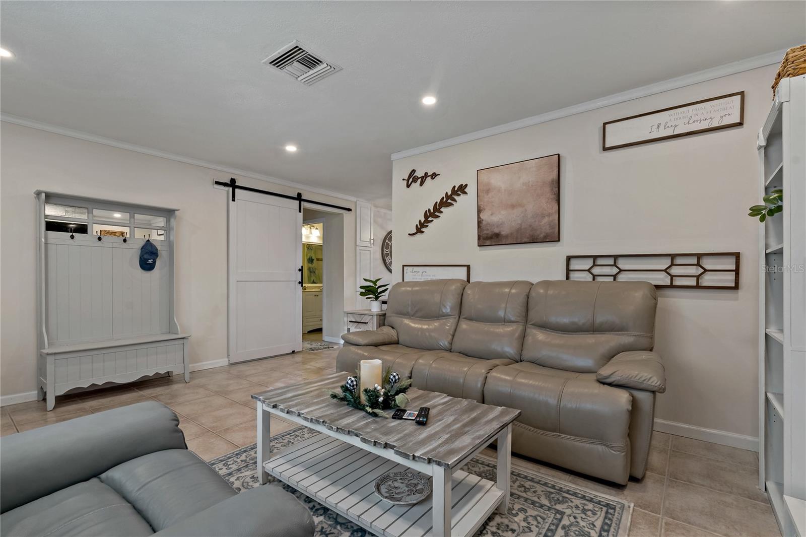 Listing photo id 4 for 5036 Glenhurst Lane