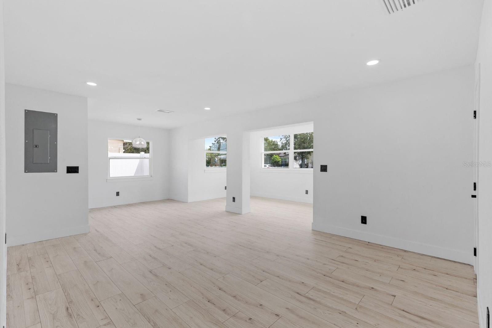 Image 10 of 33 For 715 40th Avenue Ne