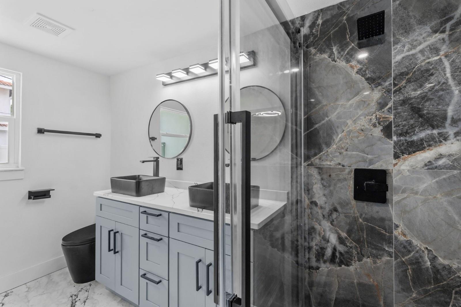 Image 13 of 33 For 715 40th Avenue Ne