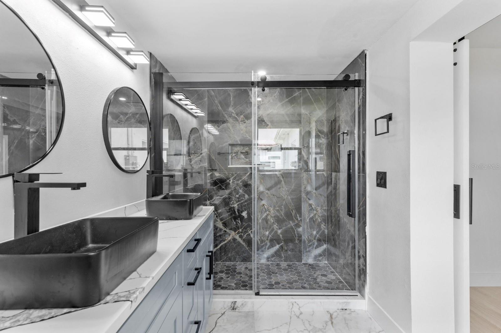 Image 14 of 33 For 715 40th Avenue Ne