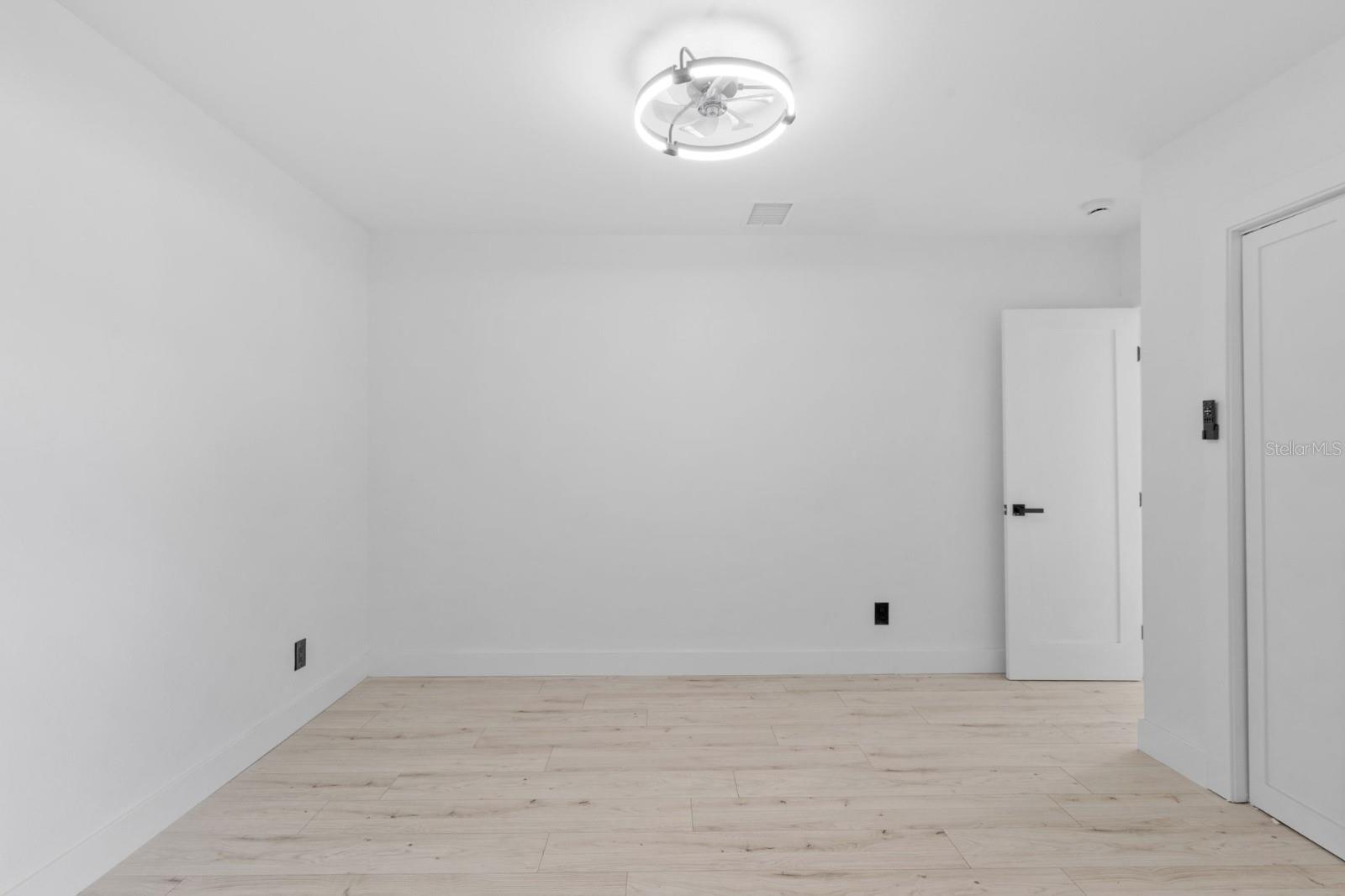 Image 16 of 33 For 715 40th Avenue Ne