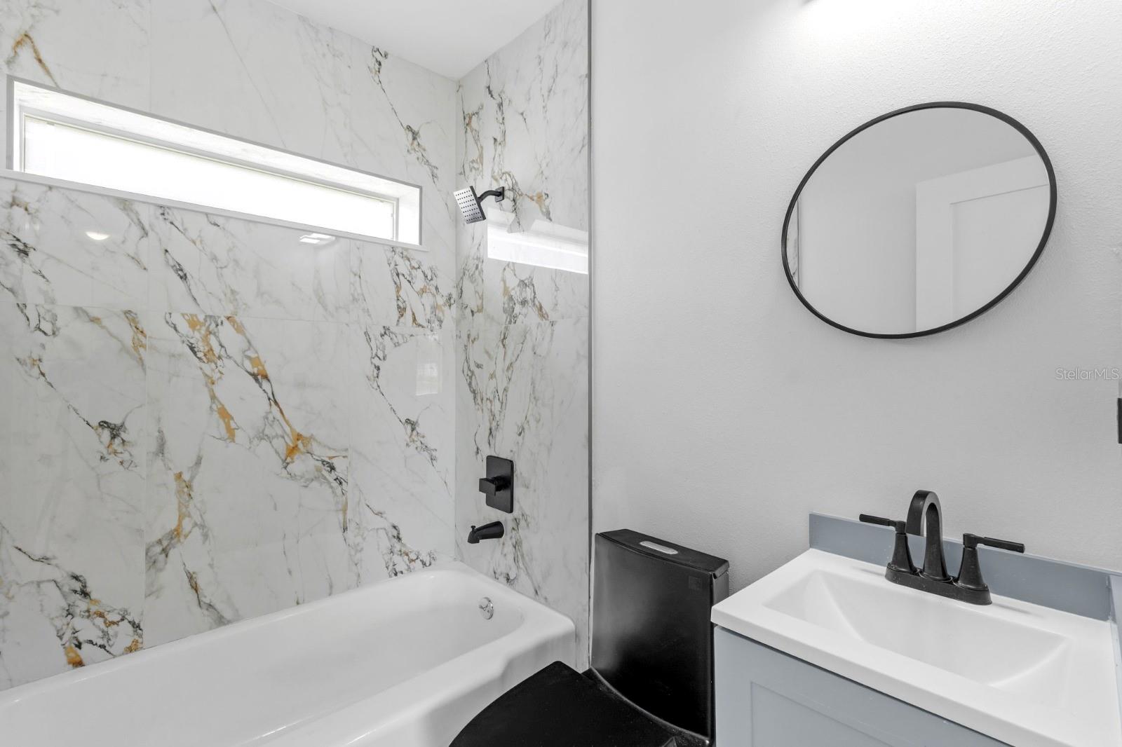 Image 17 of 33 For 715 40th Avenue Ne