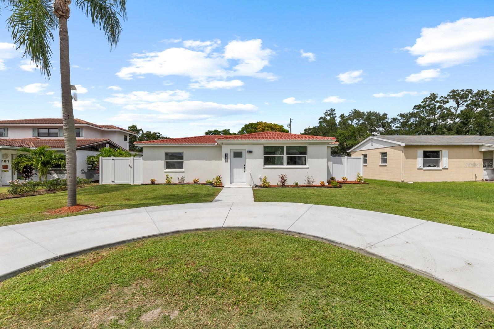 Image 2 of 33 For 715 40th Avenue Ne