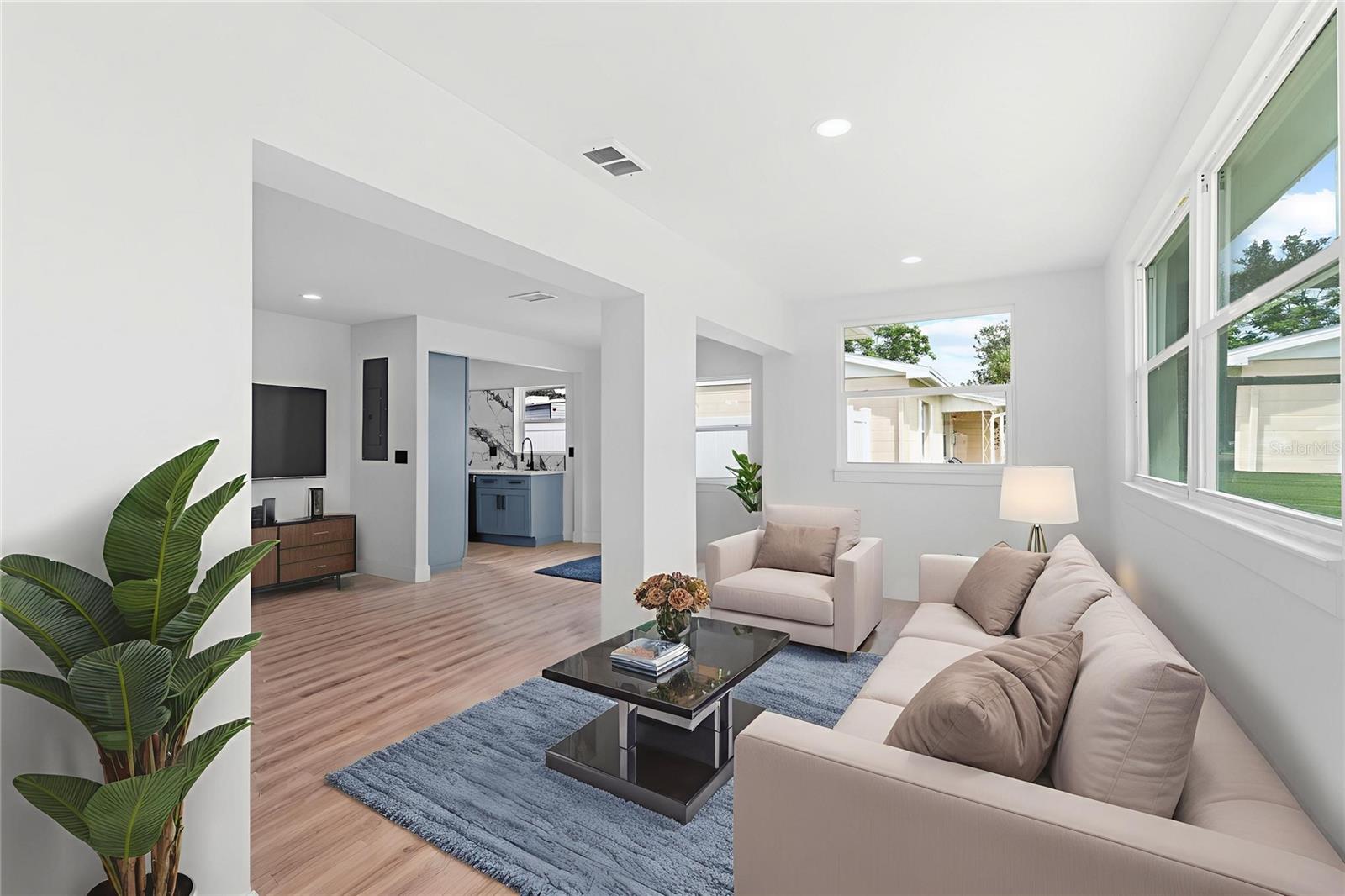 Image 3 of 33 For 715 40th Avenue Ne