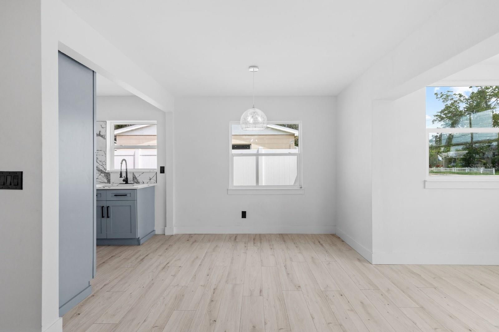 Image 6 of 33 For 715 40th Avenue Ne