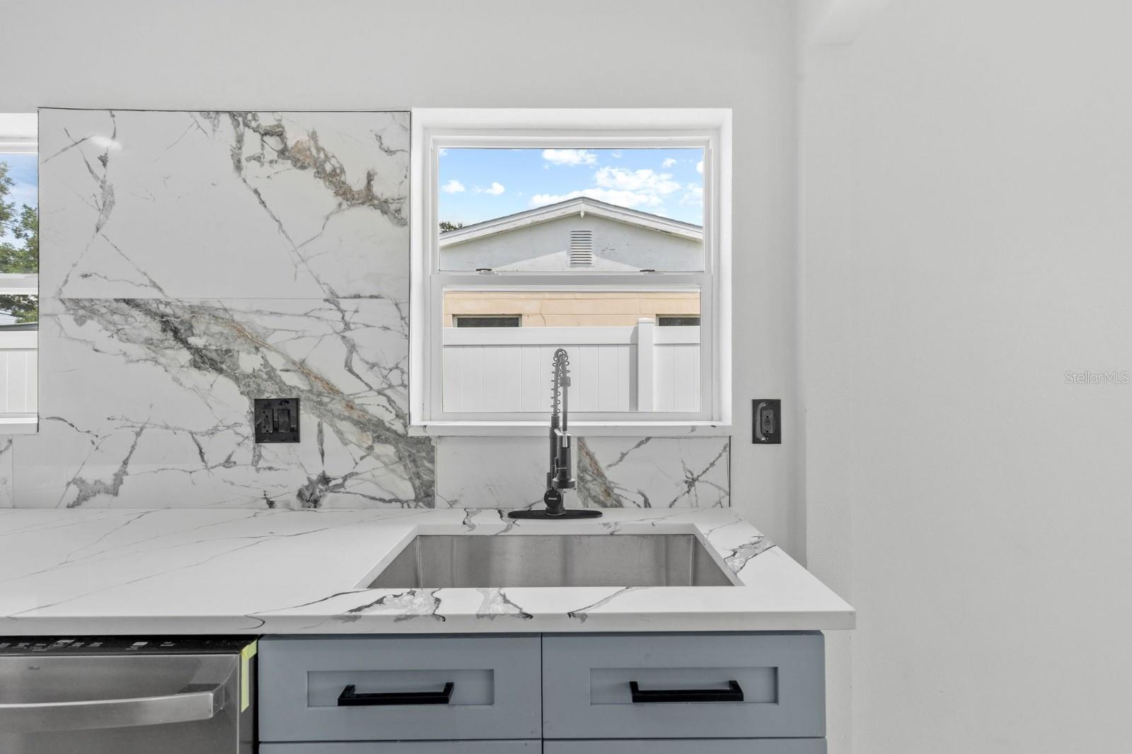 Image 7 of 33 For 715 40th Avenue Ne