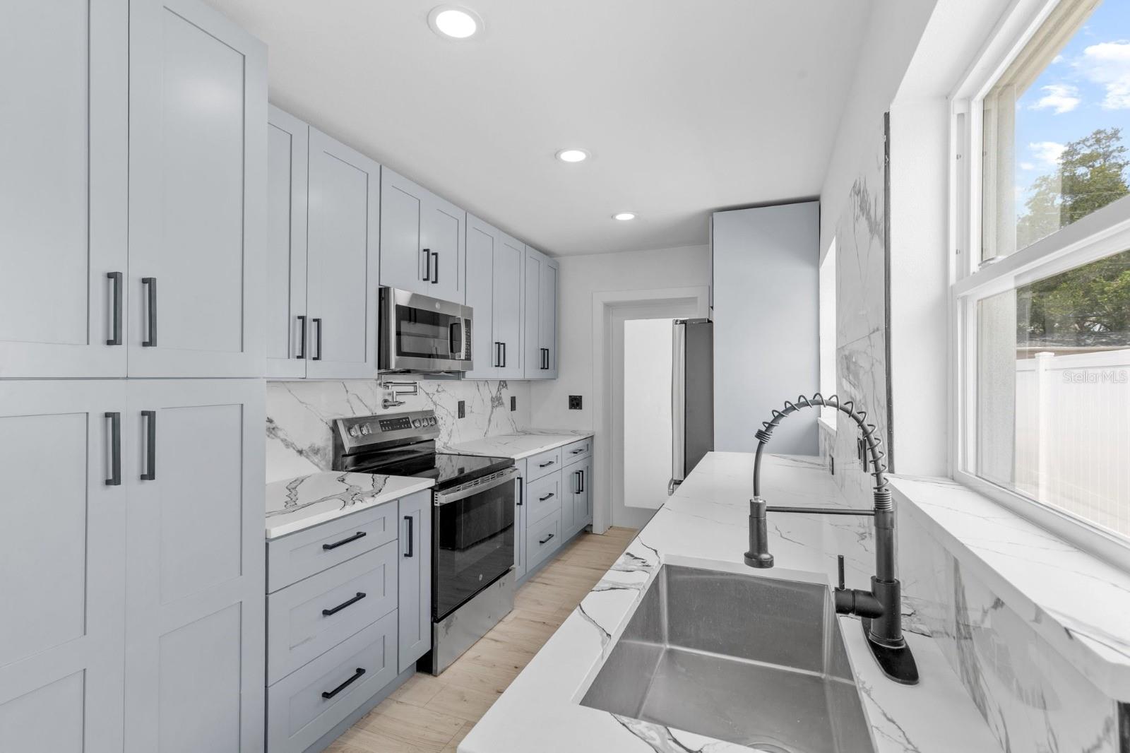 Image 8 of 33 For 715 40th Avenue Ne